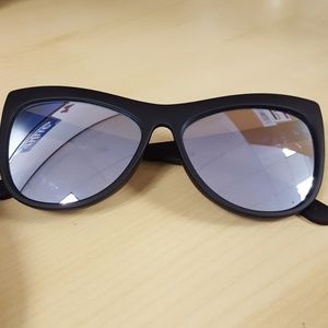 Quay sunglasses. Joyride. No Case.